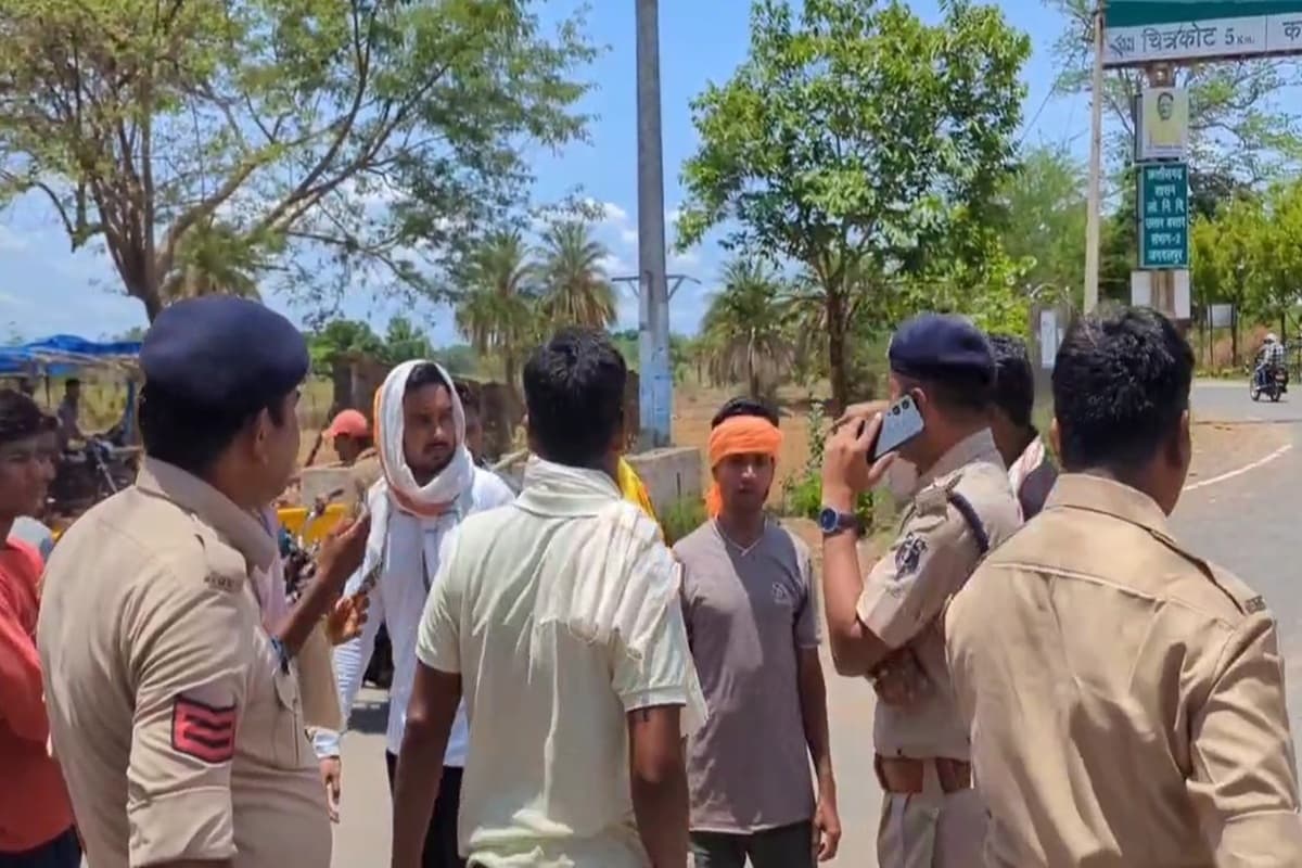 Chitrakote news: बस्तर के फेमस चित्रकोट जलप्रपात में हंगामा, अवैध नाका के सील किए जाने से संचालकों ने किया चक्का जाम, पुलिस ने किया हल्का बल प्रयोग