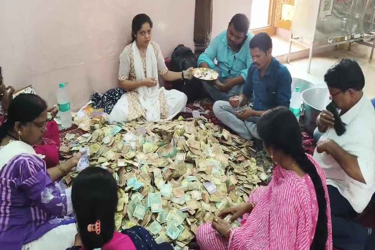 Maa Danteshwari Mandir: खोले गए मां दंतेश्वरी देवी के दान पात्र, सोने-चांदी के आभूषण समेत निकले इतने रुपए, भक्तों ने दिल खोलकर किया दान