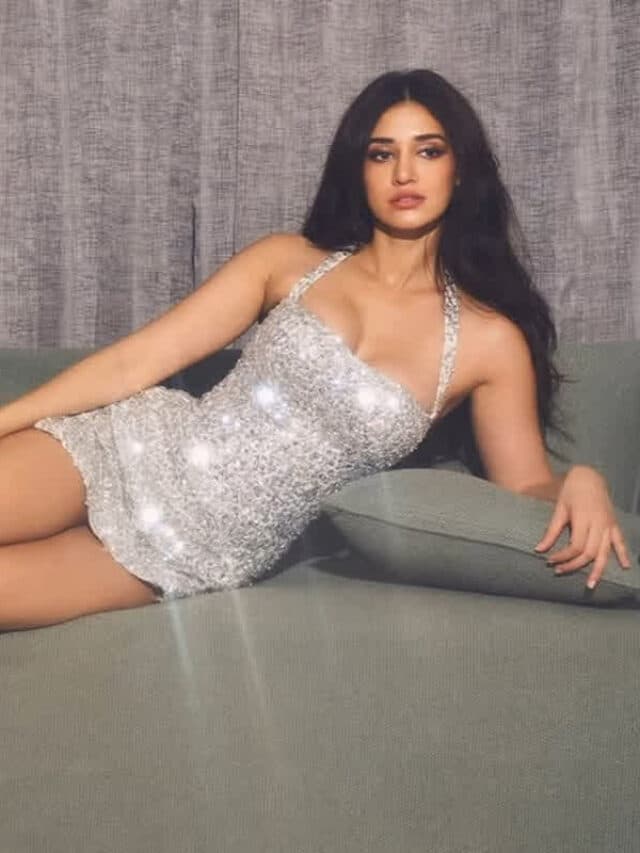 Disha Patani Hot Pic: एक्ट्रेस ने सिल्वर कलर की ड्रेस ढाया कहर, सोशल मीडिया पर शेयर की ग्लैमरस तस्वीरें