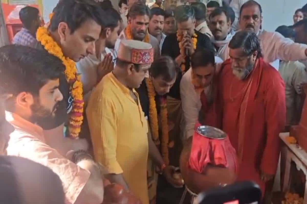 Suniel Shetty and Sonu Sood in Pitambara Mandir: मां पीतांबरा के दर्शन करने पहुंचे बॉलीवुड अभिनेता सुनील शेट्टी और सोनू सूद, वनखंडेश्वर महादेव में किया जलाभिषेक