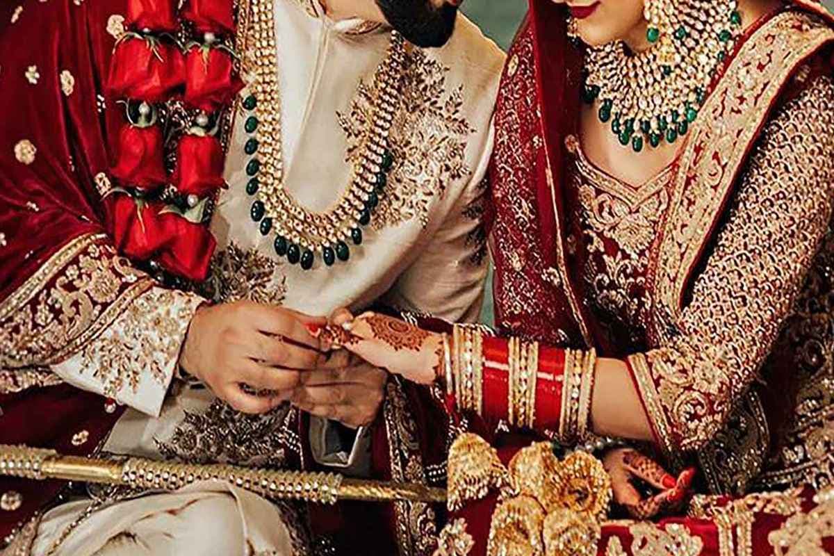 UP Dulha-Dulhan News: दूल्हे ने मंच पर ही दुल्हन के साथ कर दी ऐसी हरकत, देखकर हैरान रह गए घराती और बाराती, बुलानी पड़ी पुलिस