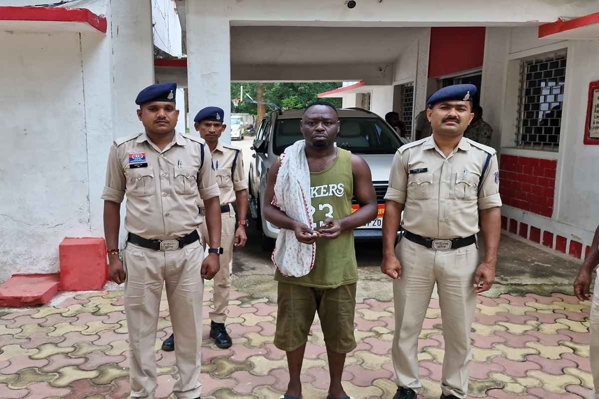 Jashpur News: पुलिस की बड़ी कार्रवाई, जिले में बिना पासपोर्ट वीजा के घूम रहे नाइजीरियन युवक को किया गिरफ्तार, पूछताछ में हुआ चौंकाने वाला खुलासा