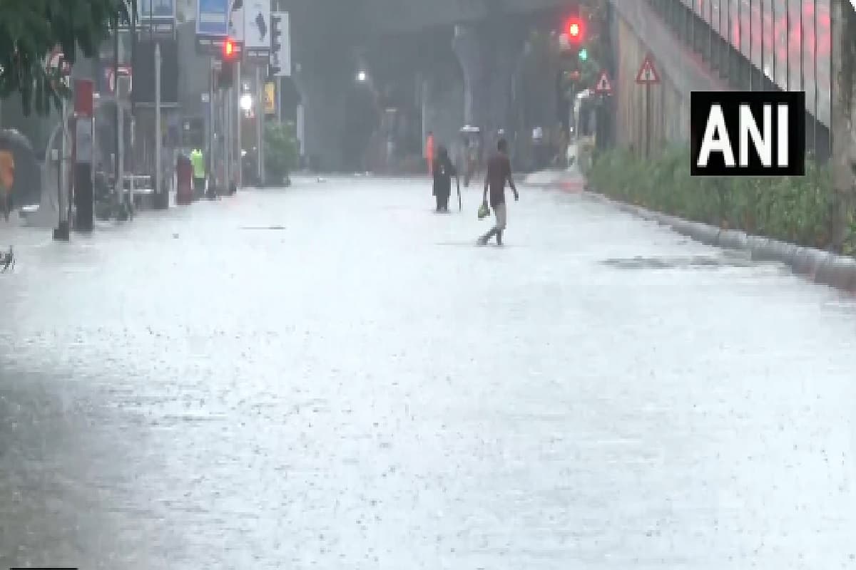 Mumbai Weather Update: मानसून के शुरुआत में पानी-पानी हुई मायानगरी, मौसम विभाग ने जारी किया रेड अलर्ट, हवाई यात्रियों के लिए भी गाइडलाइन्स जारी