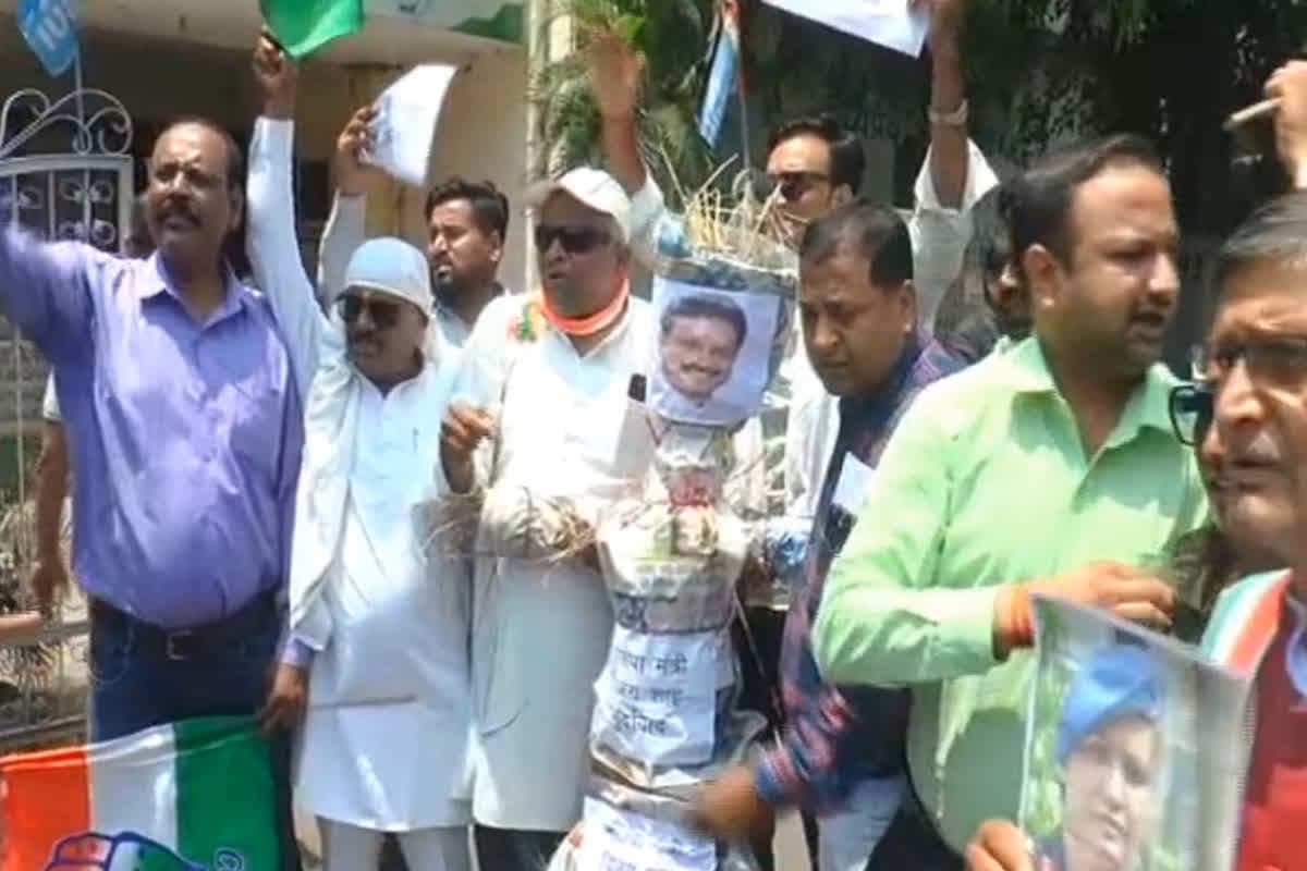 Vijay Shah Controversy: मंत्री विजय शाह के विवादित बयान पर कांग्रेस का प्रदर्शन, बंगले के बाहर नेम प्लेट पर पोती गई कालिख, एफआईआर की तैयारी