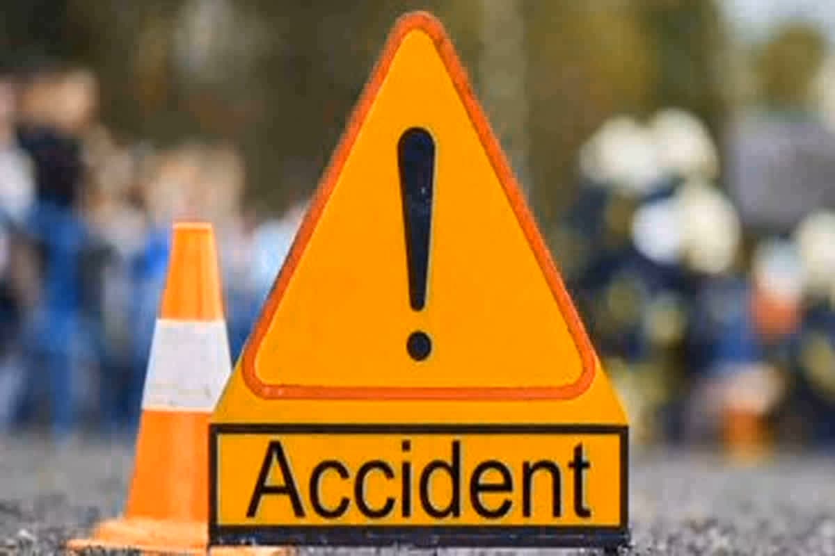 Road Accident News: ट्रैक्टर-ट्रॉली और डंपर की जबरदस्त टक्कर, दो लोगों की दर्दनाक मौत, 12 घायल