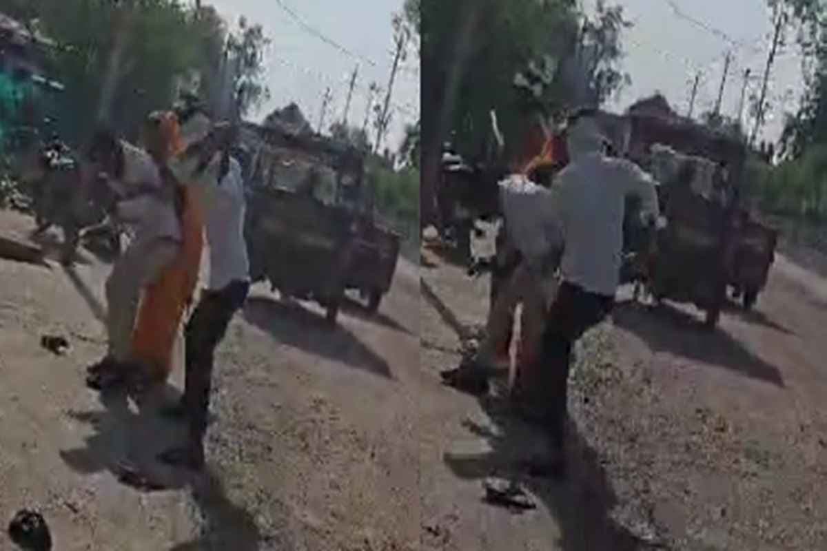 Tikamgarh Viral Video: दिनदहाड़े पति-पत्नी पर हमला, बीच सड़क पर बदमाशों ने कर दी लाठी डंडों से पिटाई, घटना का वीडियो आया सामने