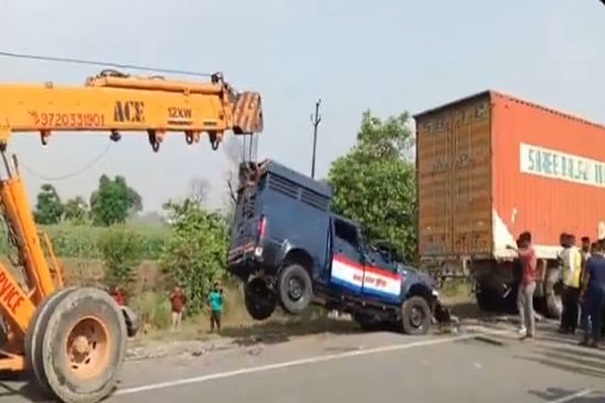 Aligarh Road Accident News: दरोगा और मुल्जिम समेत पांच की मौत, खड़े कंटेनर से टकराई पुलिस वैन