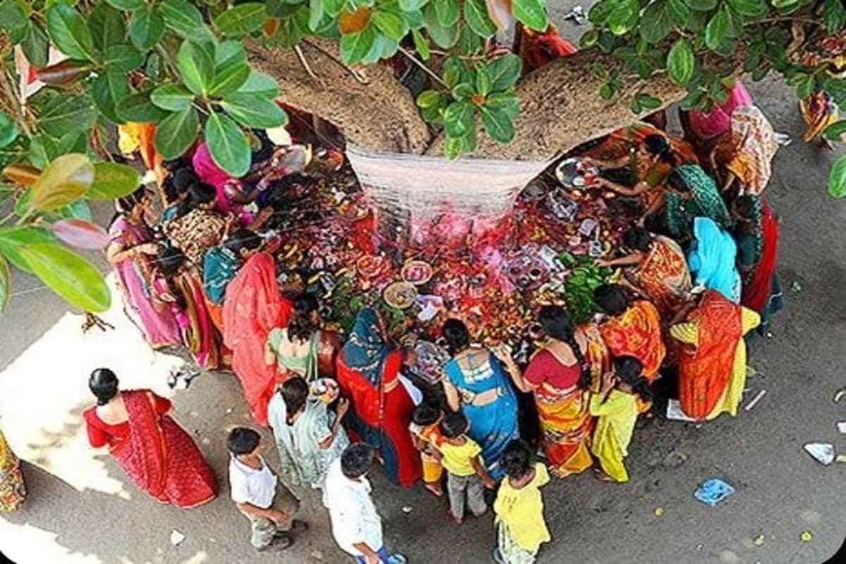 Vat Savitri Vrat Katha 2025: वट सावित्री की पूजा के समय करें इस पौराणिक कथा का पाठ, मिलेगा व्रत का पूर्ण लाभ
