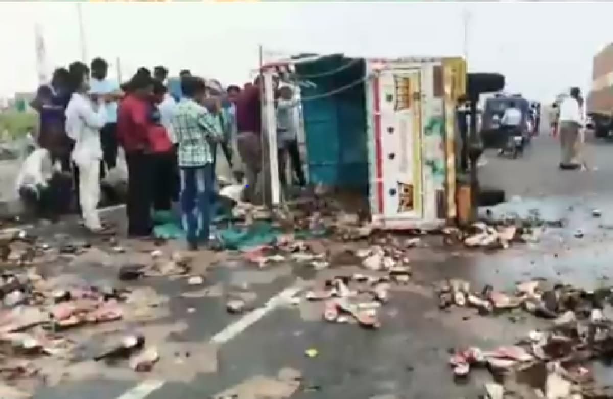 Maharashtra Akola News: सड़क पर पलटी बियर से भरी गाड़ी, लूटने के लिए लोगों में मची होड़