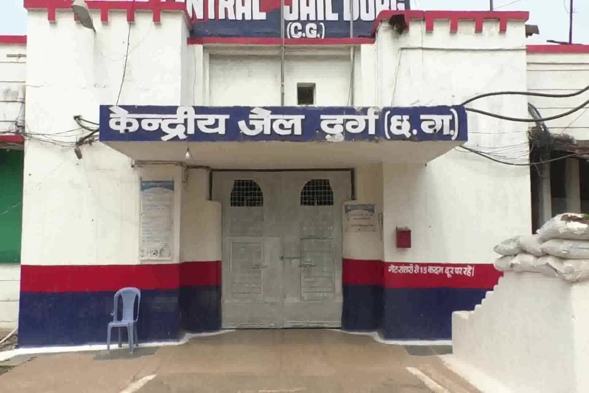 Durg Jail News: जेल में बंद कैदियों को पैसा लेकर मुहैया कराते थे तमाम सुख-सुविधाएं! कई जेल प्रहरियों के खिलाफ सख्त कार्यवाही की तैयारी