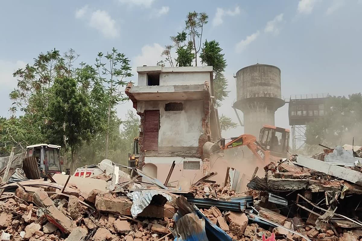 Manendragarh News: आखिरकार 50 वर्षों बाद ढह गया अतिक्रमणकारियों का किला! भारी सुरक्षा के बीच 22 दुकानें जमींदोज