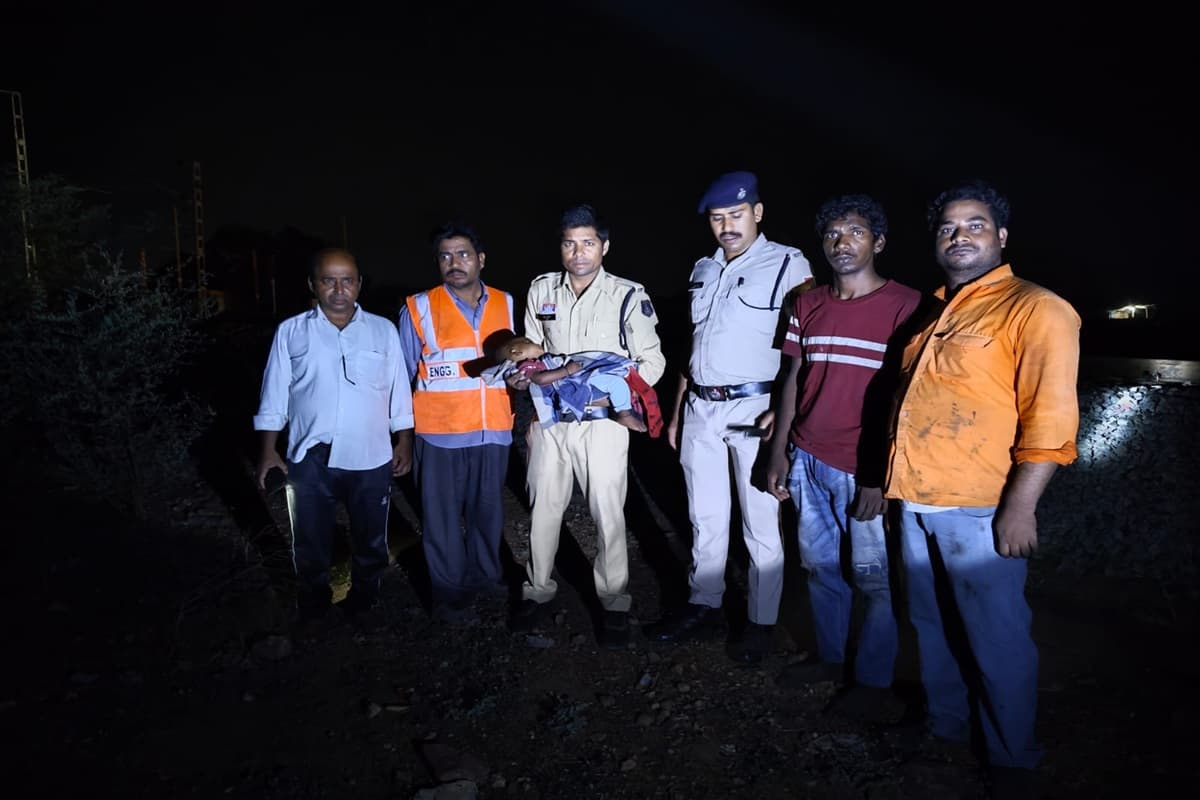 CG Accident News: रेलवे ट्रैक पर महिला के शव के साथ जिंदा मिला पांच माह का मासूम, सड़क हादसों में छ: लोगों की मौत