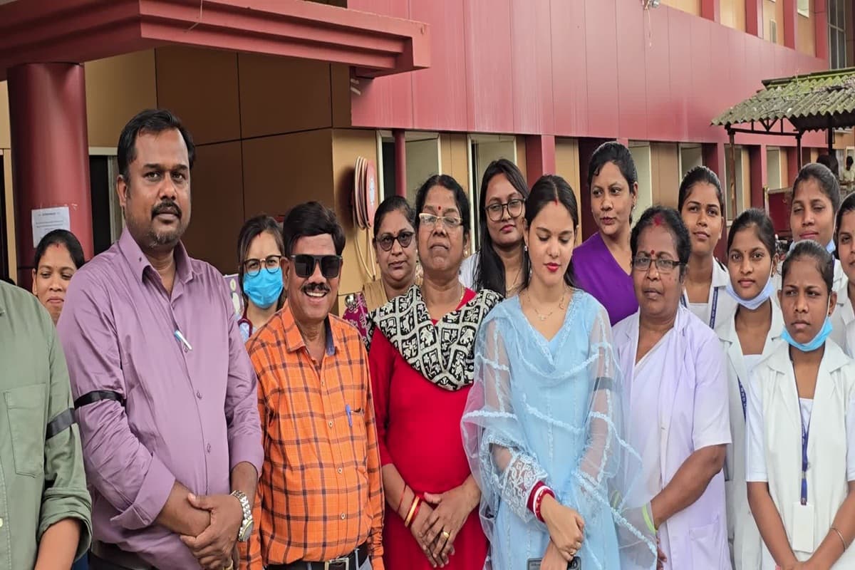 Narayanpur News : अपर कलेक्टर ने महिला डॉक्टर के लिए किया अभद्र भाषा का इस्तेमाल! धरने पर बैठे डॉक्टर और स्वास्थ्य कर्मी