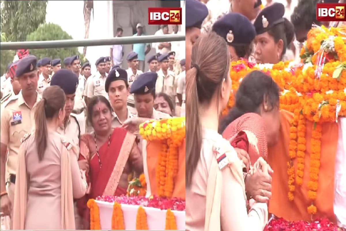 ASP Akash Rao Giripunje Last Rites Video: बेसुध मां ने नम आँखों से दी बेटे आकाश को विदाई, नजारा देख छलक पड़े लोगों के आंसू