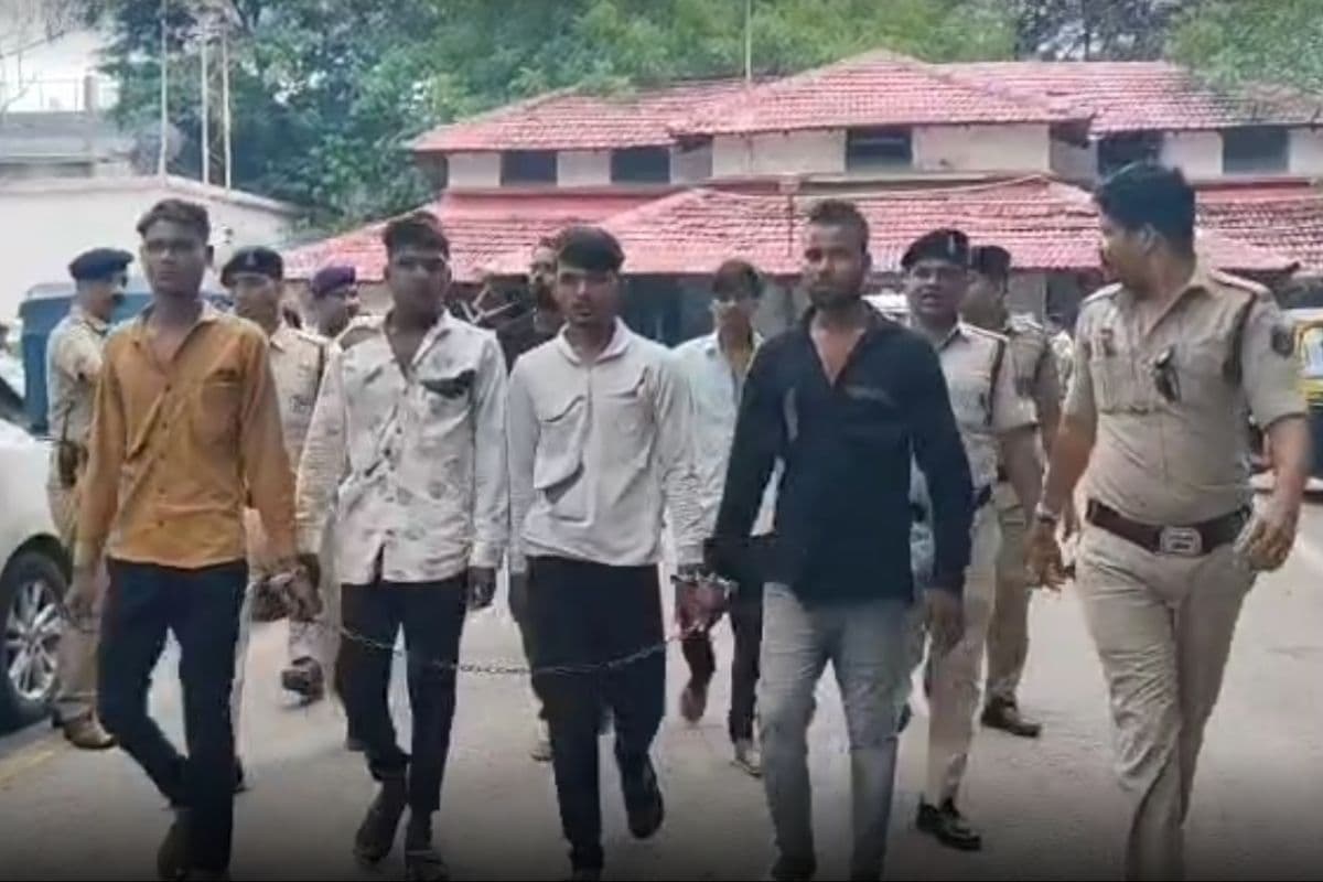 Bilaspur Crime News: शराब दुकान में चाकू लहराने वाला गैंग दबोचा, न्यायधानी में 5 चाकूबाज गिरफ्तार, हथियारों के साथ पुलिस ने निकाला जुलूस