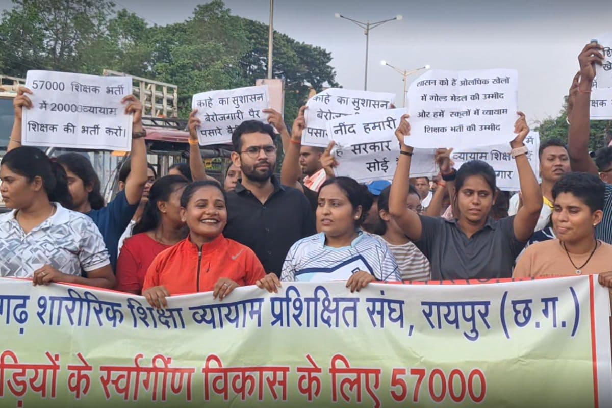 Chhattisgarh Teacher Recruitment Protest: वादे थे भर्ती के, मिला बेरोज़गारी का दर्द… शिक्षक भर्ती की मांग को लेकर सैकड़ों युवा सड़कों पर उतरे