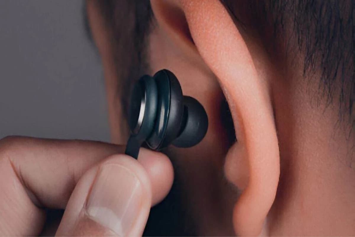 Earbuds Bad Effect: आप भी करते हैं ईयरबड्स का इस्तेमाल? इसी चक्कर में बहरी हो गई ये मशहूर सोशल मीडिया इन्फ्लुएंसर, ये तीन लक्षण दिखते ही भागी डॉक्टर के पास