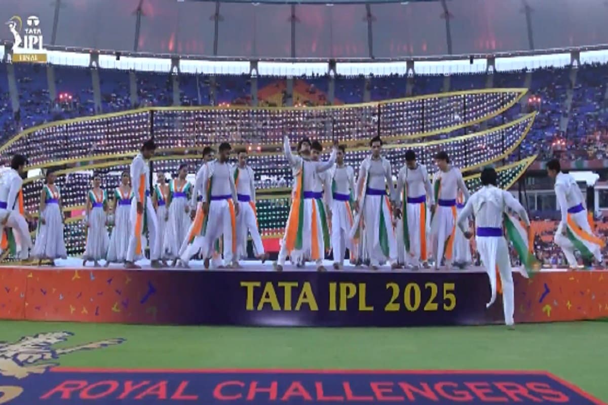 IPL 2025 Closing ceremony: IPL फाइनल की क्लोजिंग सेरेमनी में एयरफोर्स का फ्लाई पास्ट, सेना के शौर्य को किया गया सलाम, देशभक्ति गीतों पर झूमे फैन्स