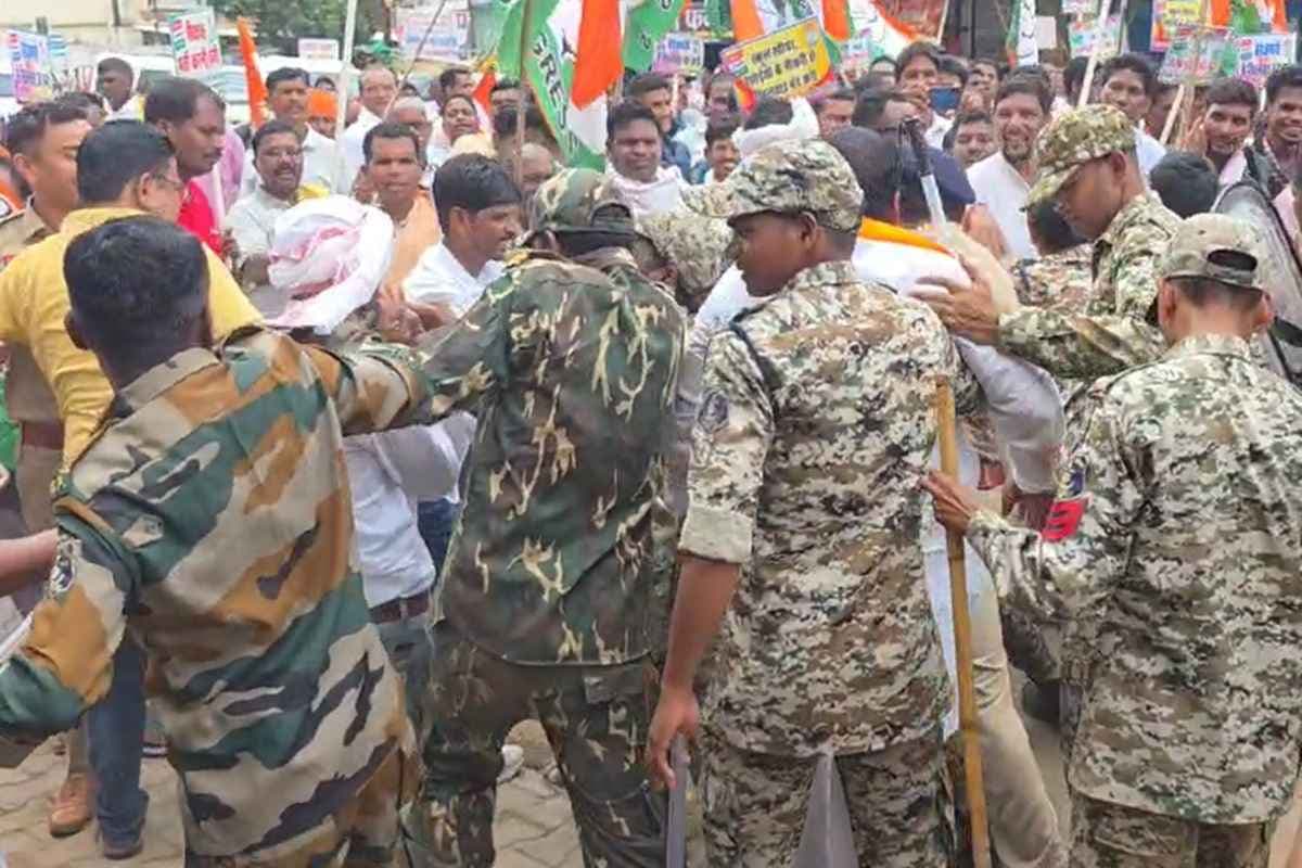 Clash Between Police And Congress: शिक्षा न्याय यात्रा के दौरान पुलिस और कांग्रेस के बीच झड़प, कई कांग्रेसी हुए घायल, देखें वीडियो