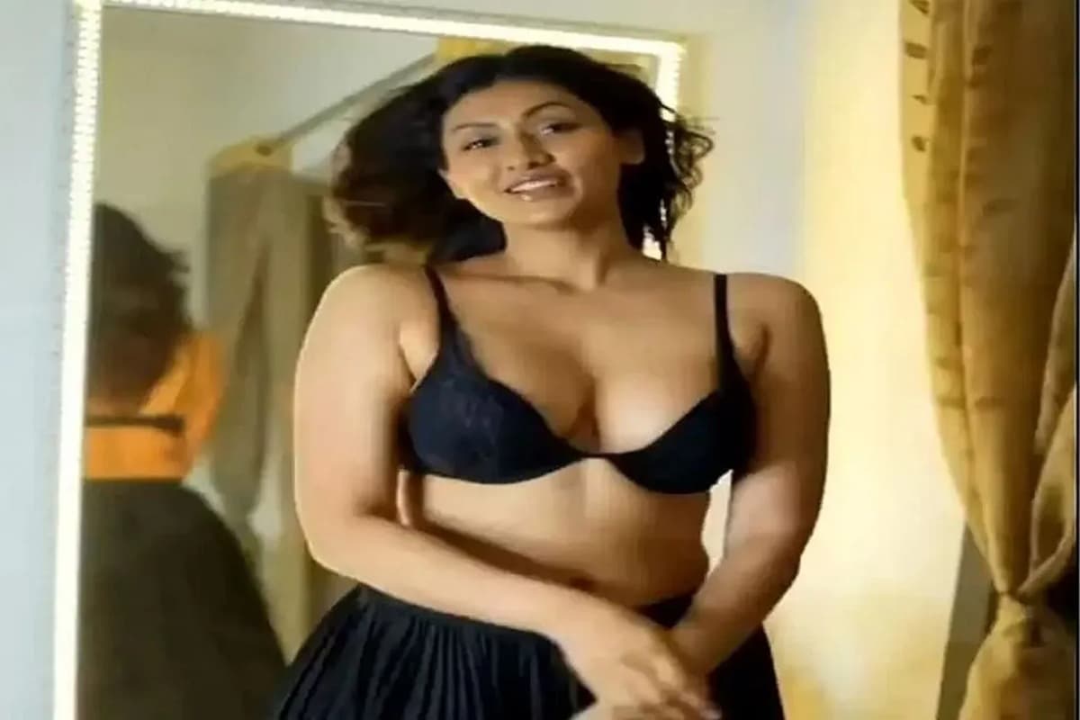 Sexy Video : कैमरा चालू कर कपड़ा बदल रही थी देसी भाभी, सेक्सी फिगर देख मदहोश हुए फैंस, वायरल हुआ वीडियो