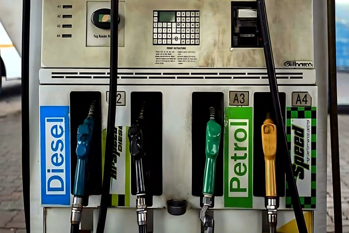 Petrol Diesel Price 15 December 2025: बस ट्रक मालिकों की हो गई चांदी, 80 रुपए से नीचे आया डीजल का रेट / Image: File