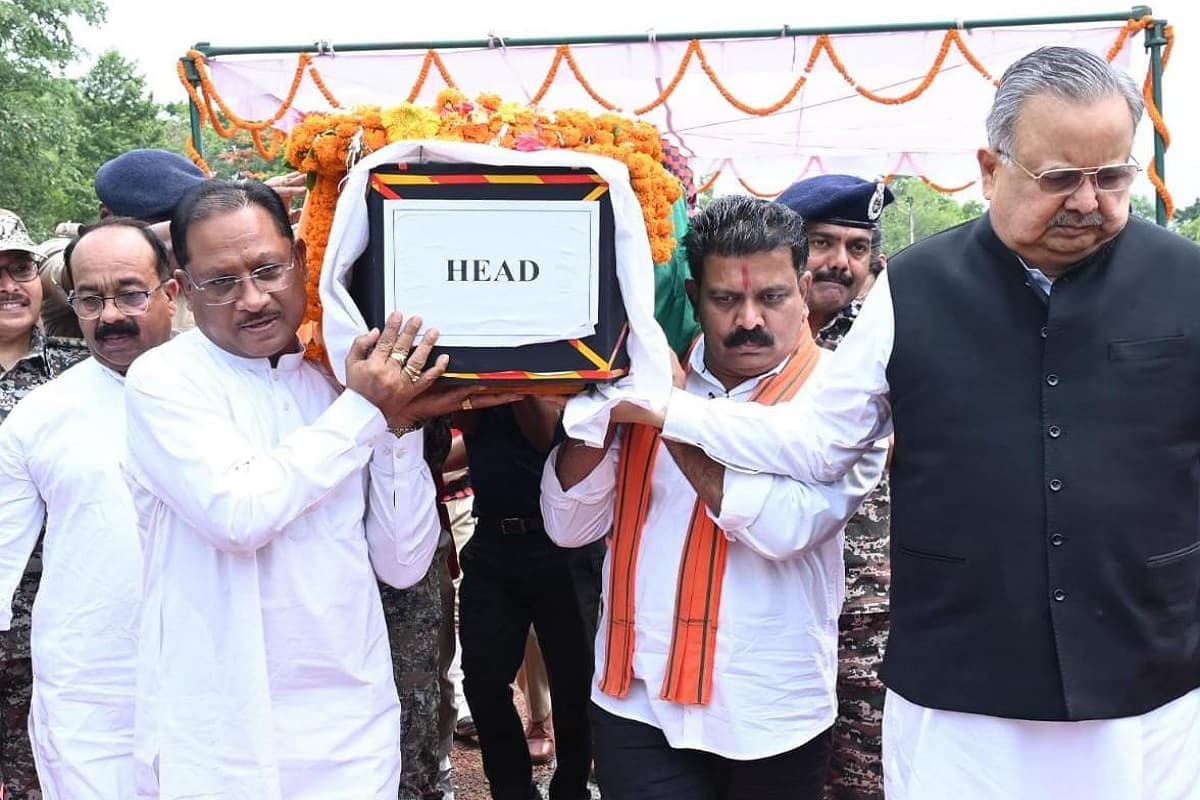 CG News: मुख्यमंत्री साय ने शहीद एएसपी आकाश राव गिरपुंजे को दी श्रद्धांजलि, पार्थिव शरीर को कंधा देकर दी अंतिम विदाई