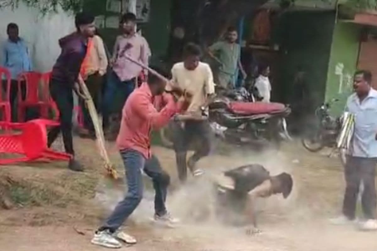 Sakti Viral Video: छतीसगढ़ में खौफनाक वारदात, युवक पर टांगी और डंडे से ताबड़तोड़ हमला, LIVE वीडियो ने उड़ा दिए होश