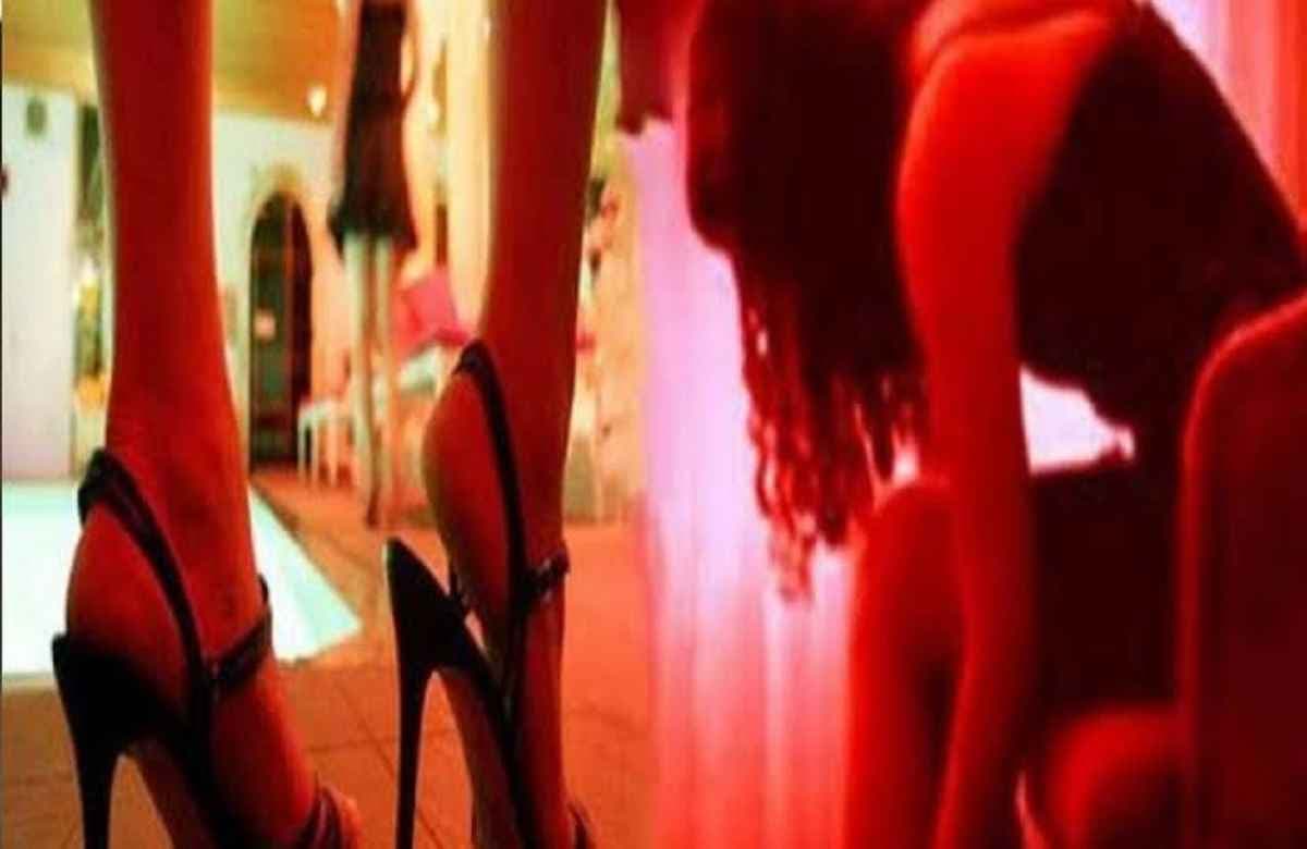 Sex Racket: स्पा सेंटर की आड़ में चल रहा था सेक्स रैकेट का कारोबार, आपत्तिजनक हालत में मिले युवक-युवती, देखकर पुलिस भी रह गई दंग