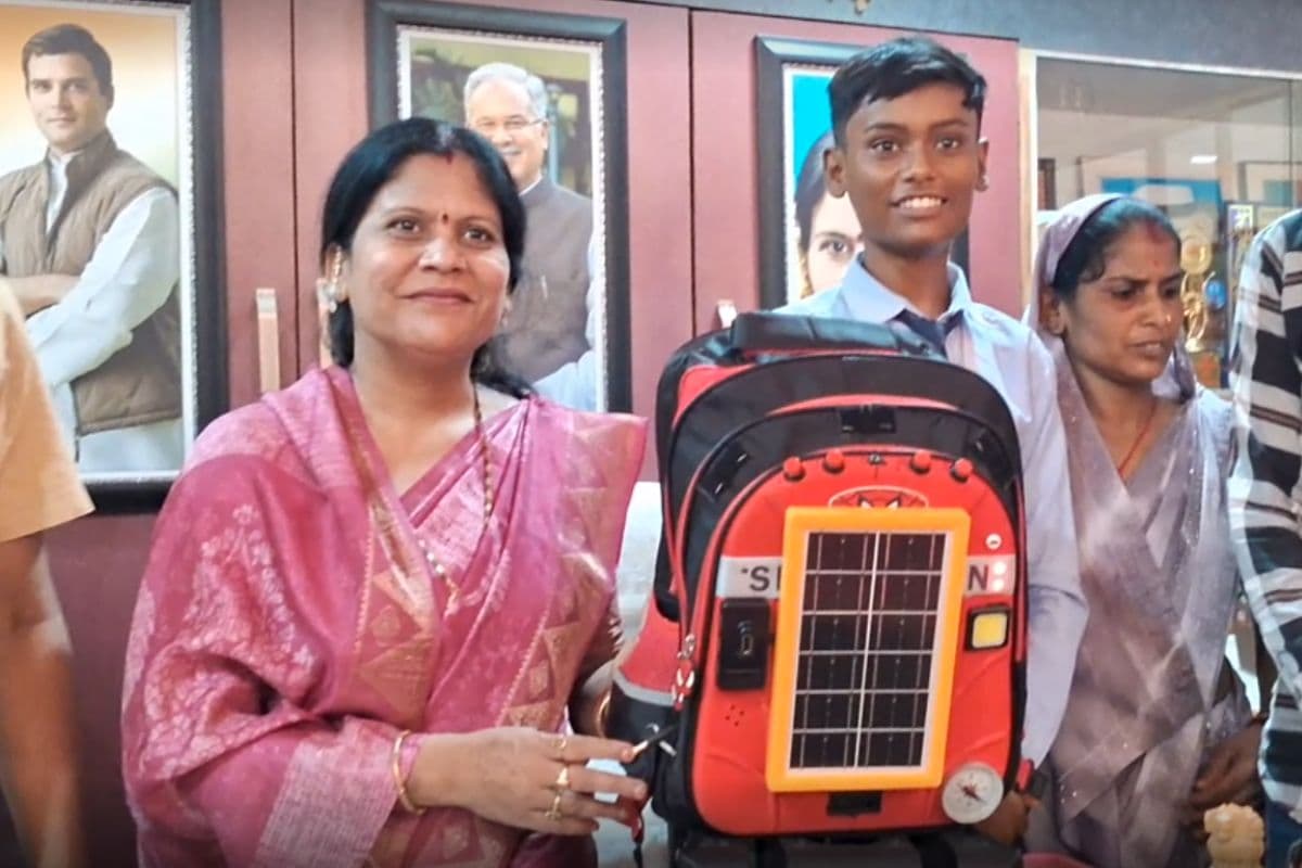 Student Khoman Lal Sahu: छत्तीसगढ़ के किसान के बेटे ने किया अद्भुत अविष्कार… अब छोटे से गांव से सीधे जापान तक, इंटरनेशनल साइंस प्रोग्राम 2025 के लिए हुआ चयन
