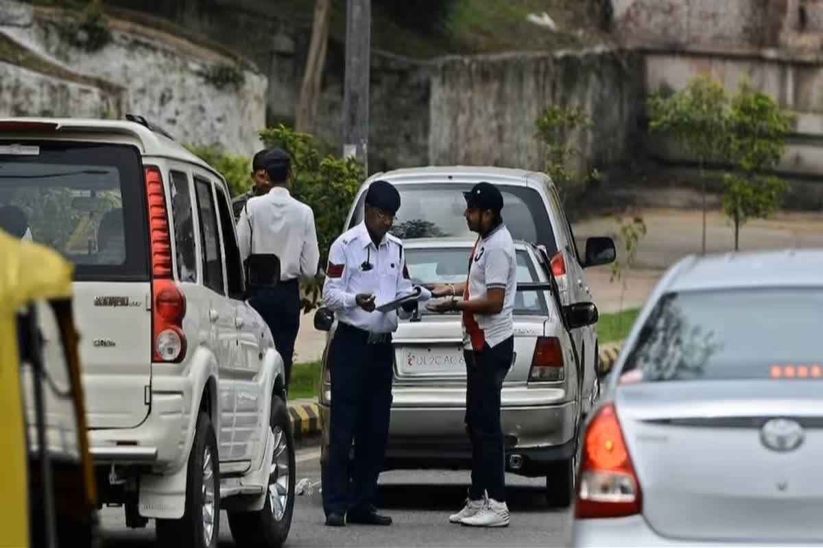 Traffic Rules: बदल गया ट्रैफिक नियम..! अब सिर्फ कागज देखने के लिए नहीं रोकी जाएगी गाड़ियां, DGP ने दिए सख्त निर्देश