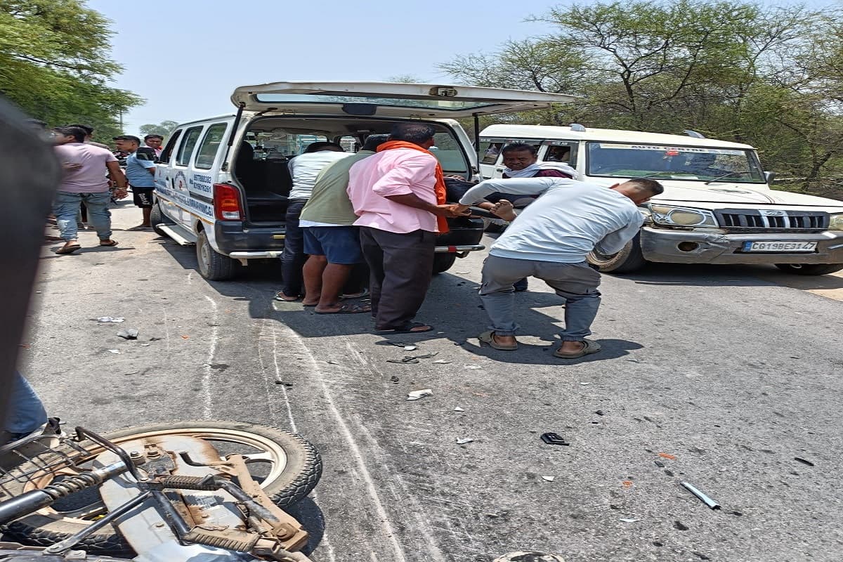 CG Road Accident News: बोलेरो ने बाइक को मारी टक्कर, एक युवक की हुई मौत, एक की हालत गंभीर