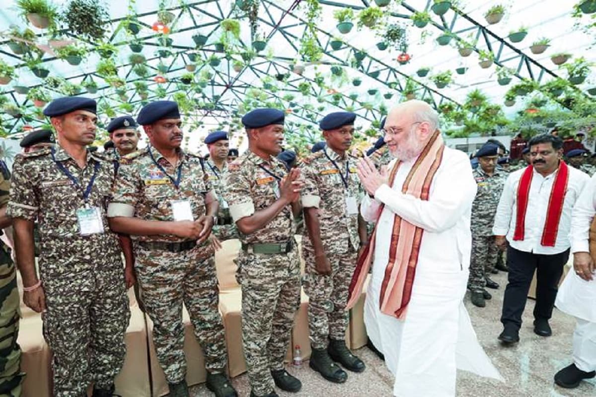 CG Hindi News: केंद्रीय मंत्री शाह ने सुरक्षाबलों के साथ बिताया समय, कहा-स्वर्णिम अक्षरों से लिखा जायेगा सुरक्षा बलों के परिश्रम, त्याग व बलिदान
