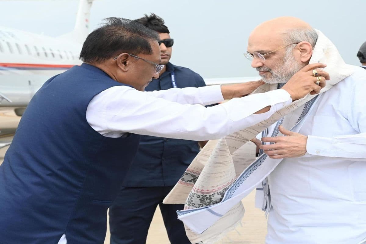 Amit Shah in Raipur: केंद्रीय गृह मंत्री अमित शाह का छत्तीसगढ़ आगमन, मुख्यमंत्री विष्णुदेव साय ने स्वामी विवेकानंद एयरपोर्ट पर किया भव्य स्वागत