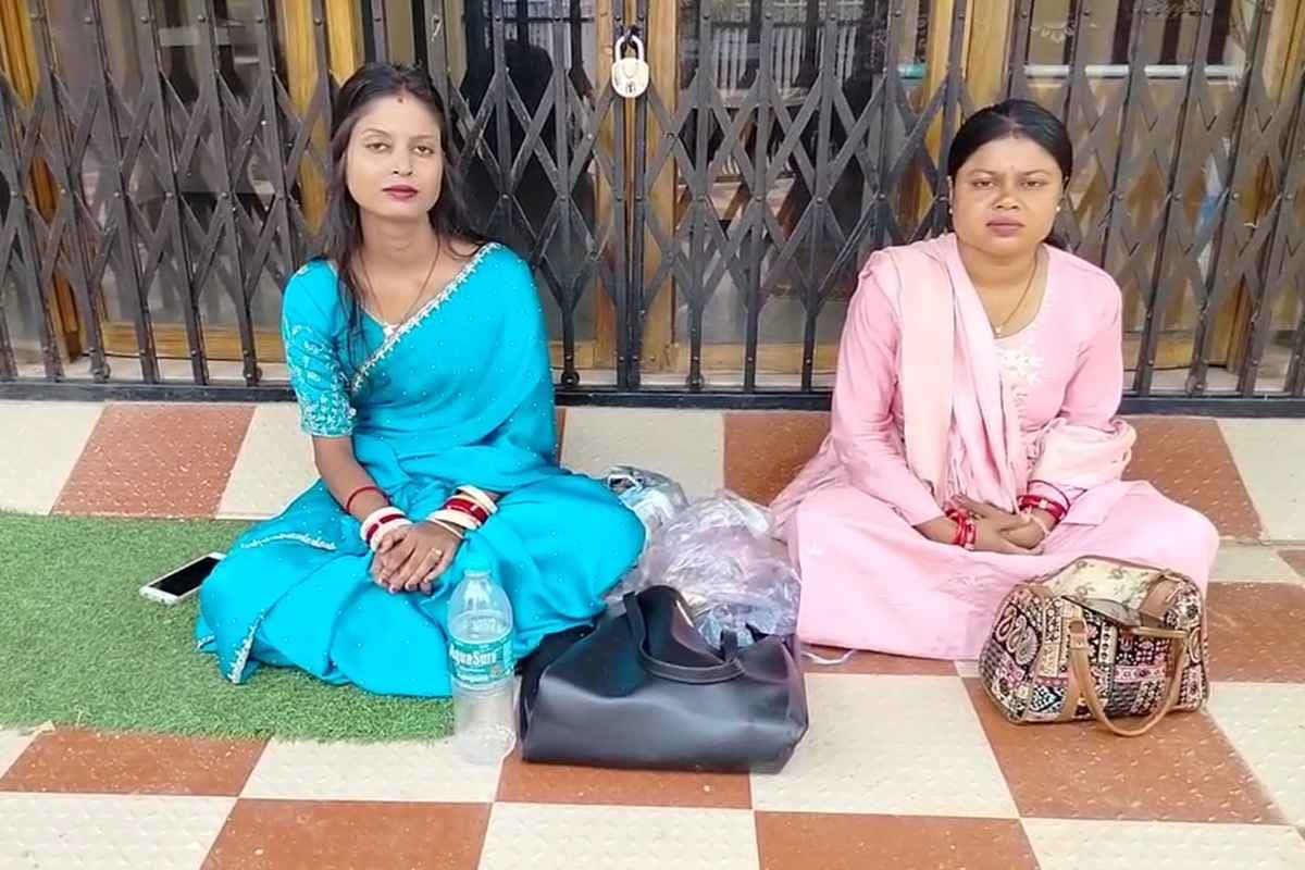 Balod News: घर में लगा ताला… तो ससुराल की दहलीज पर धरने पर बैठी दो बहुएं, लगा रही मदद की गुहार, जानें क्या है मामला