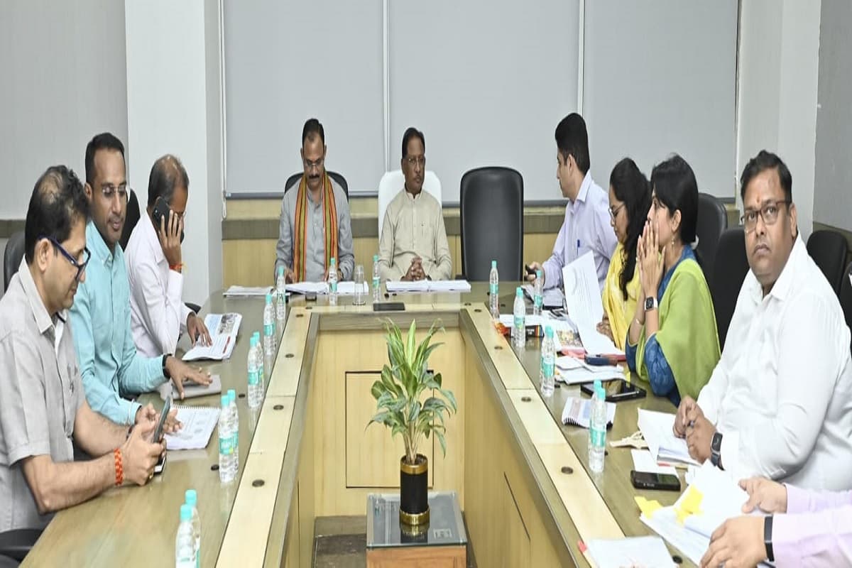 CG Hindi News: हर व्यक्ति तक पहुंचे दवाइयां और अस्पतालों में मिले बेहतर इलाज, सीएम साय ने अधिकारियों को दिए ये निर्देश