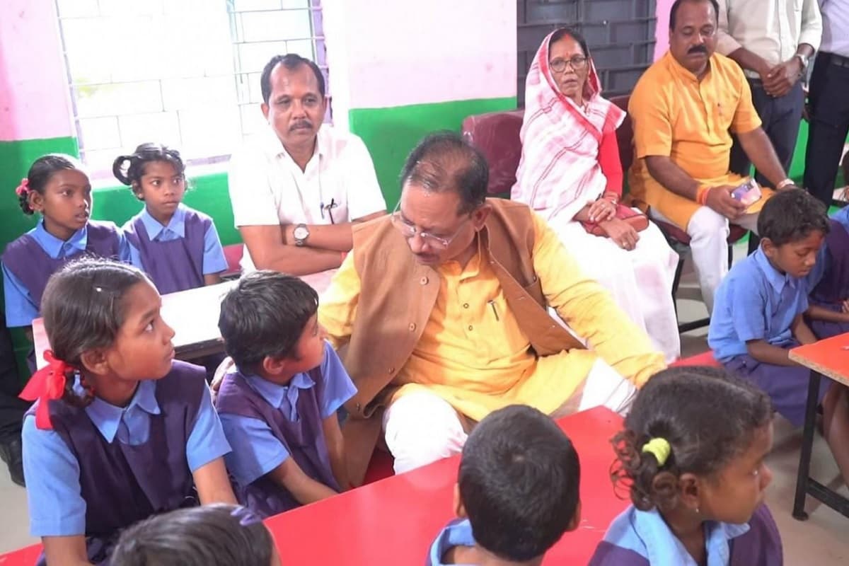 CG Hindi News: “पढ़ाई ठीक से करना है न… मोबाइल ज्यादा नहीं देखना”, सीएम साय नन्हें बच्चों के बीच बैठकर स्मार्ट क्लास-रूम से हुए रू-ब-रू