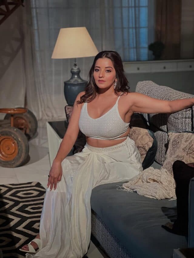 Monalisa Hot Pic: Monalisa ने डीपनेक ड्रेस में फ्लॉन्ट किया कर्वी फिगर, वायरल हो रही ग्लैमरस तस्वीरें