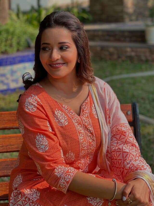 Monalisa Ethnic Look: ऑरेंज सूट में मोनालिसा ने ढाया कहर, देखें हॉट तस्वीरें