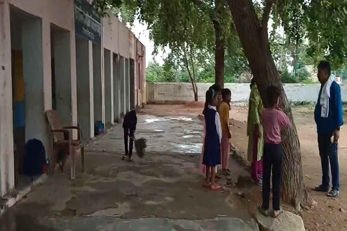 Datia Viral Video: ‘क्या करें मजबूरी है, चपरासी नहीं है’… प्रधानाध्यापिका ने स्कूली बच्चों से लगवाया झाड़ू, वीडियो वायरल