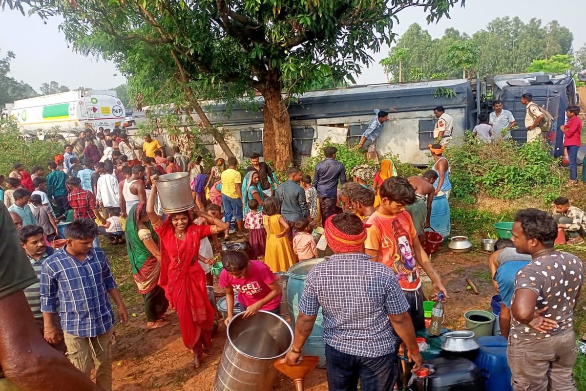 Surajpur Video Viral: ‘जान जाए पर तेल न जाए..’ डीजल से भरा टैंकर पलटने पर उमड़ी भीड़, जान जोखिम में डालकर ग्रामीणों ने की लूट, देखें वीडियो