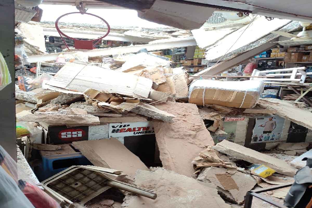 Guna Shop Roof Collapsed: भरभराकर गिरी दुकान की छत, मलबे में दबे महिला और दो मासूमों को रेस्क्यू टीम ने निकाला बाहर, मची अफरा-तफरी