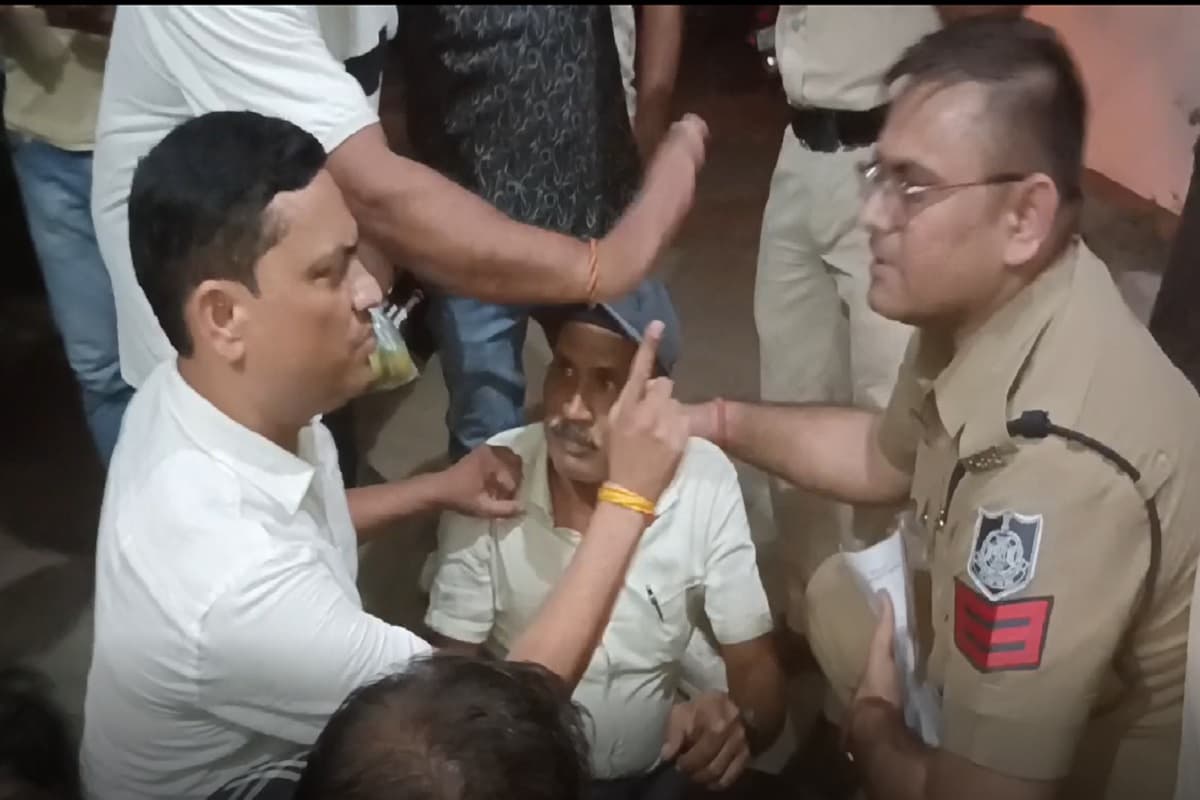 Katni News: पत्रकारों से पुलिस के अधिकारी-कर्मचारियों ने की धक्का-मुक्की, महिला थाने में धरने पर बैठे पत्रकार, जानें क्या है पूरा मामला