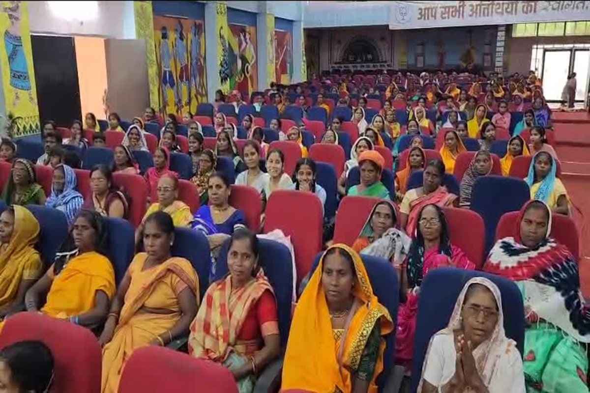 Mahtari Vandan Yojana: महतारी वंदन योजना की राशि आते ही खिल उठते हैं महिलाओं के चेहरे, योजना के लाभ से मिल रही आर्थिक मजबूती