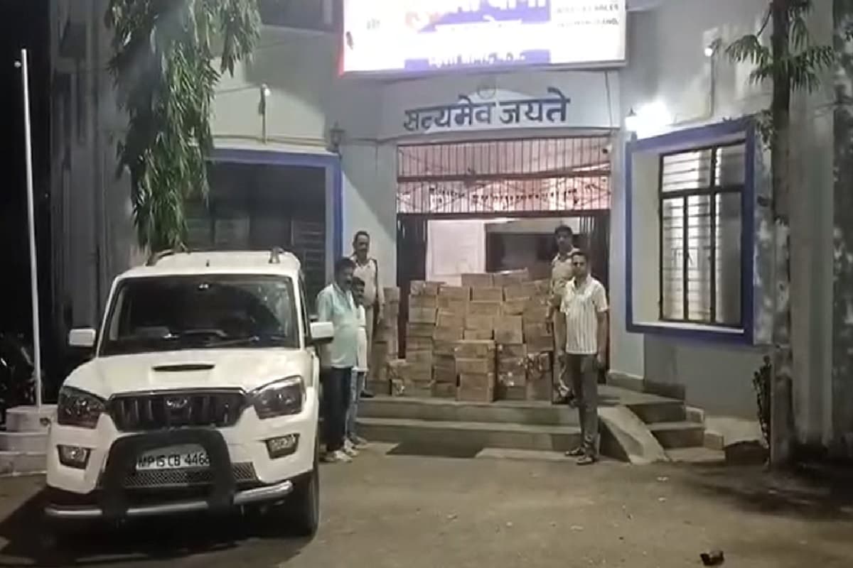 Sagar Crime News: पुलिस ने जब्त की 60 पेटी अवैध शराब से भरी स्कॉर्पियो, अंधेरे की आड़ में फरार हुआ चालक, तालाशी जारी