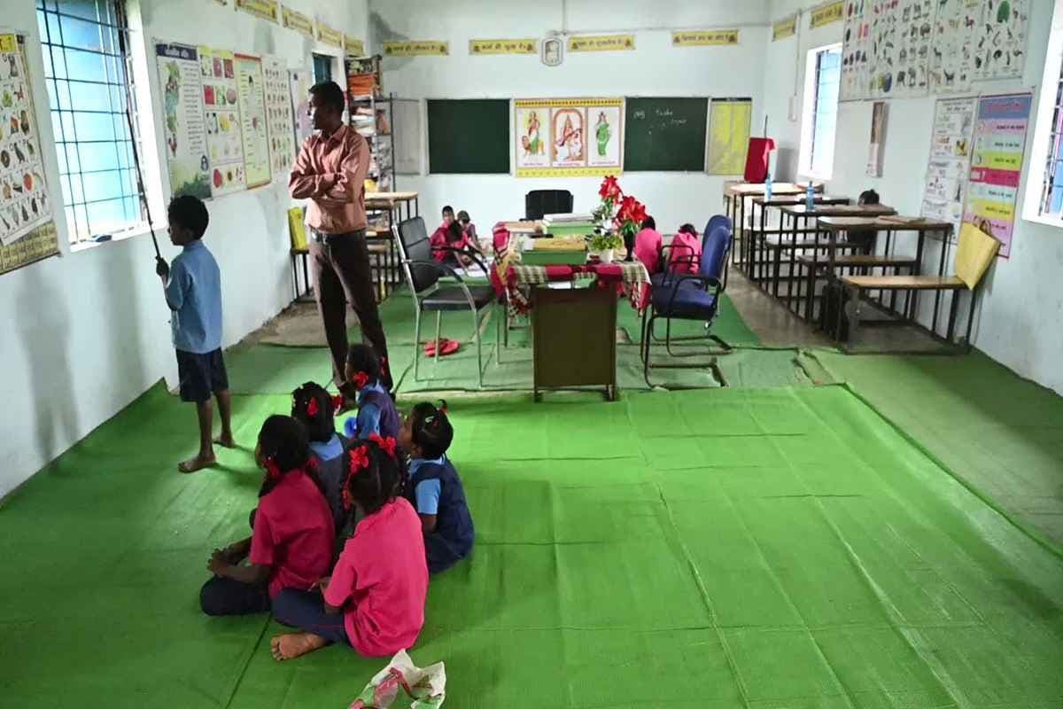 Mohalla-Manpur News: ना बेंच, ना ही स्कूल, बीते पांच सालों से सामुदायिक भवन में लग रही प्राथमिक शाला, कमरे में सिमटा बच्चों का भविष्य