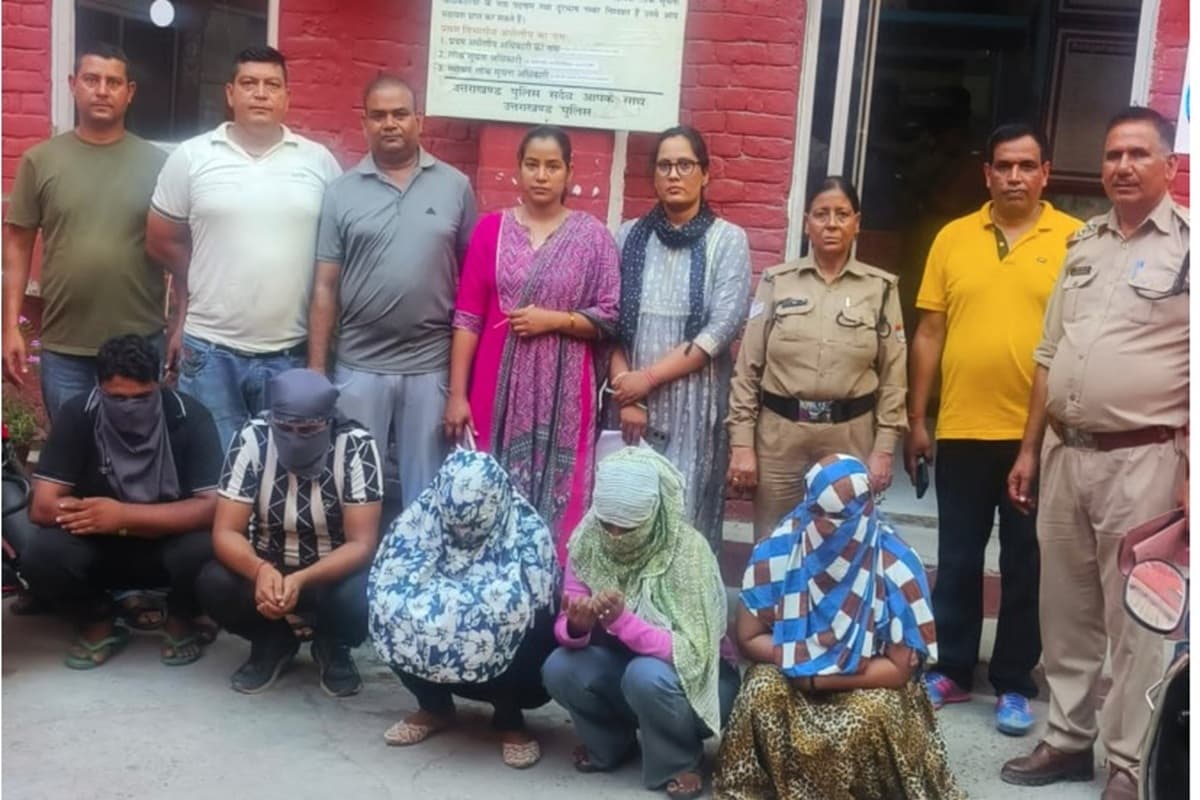 Sex Racket Busted: बड़े सेक्स रैकेट का भंडाफोड़, फोन पर होती थी डील, दूसरे राज्यों से सप्लाई होती थी लड़कियां