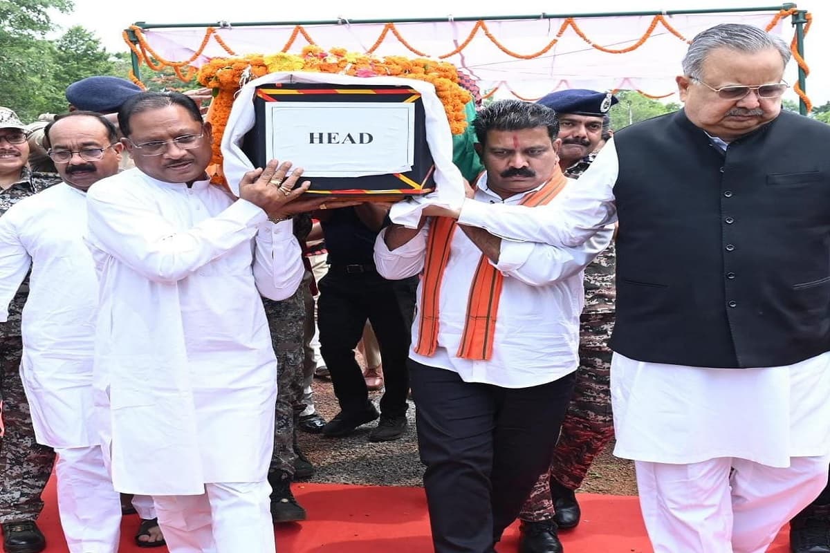 CG Hindi News: सीएम साय ने शहीद ASP आकाश राव को दी श्रद्धांजलि, पार्थिव शरीर को दिया कंधा, अंतिम दर्शन को उमड़ा जनसैलाब