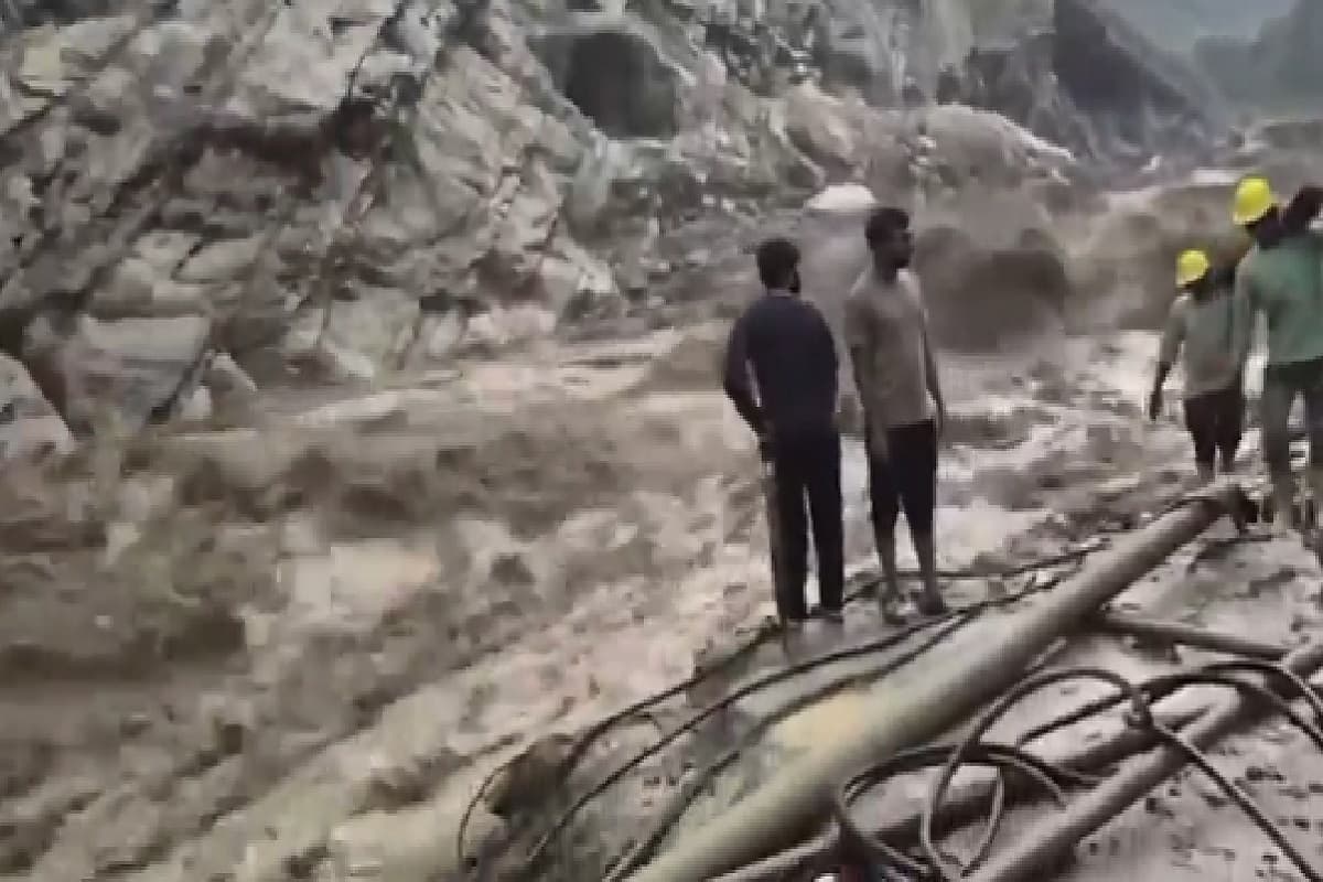 Teesta River Viral Video: सिक्किम में भारी बारिश ने मचाई तबाही, तीस्ता नदी का रौद्र रूप देख हर कोई हुआ हैरान, आप भी देखें वीडियो