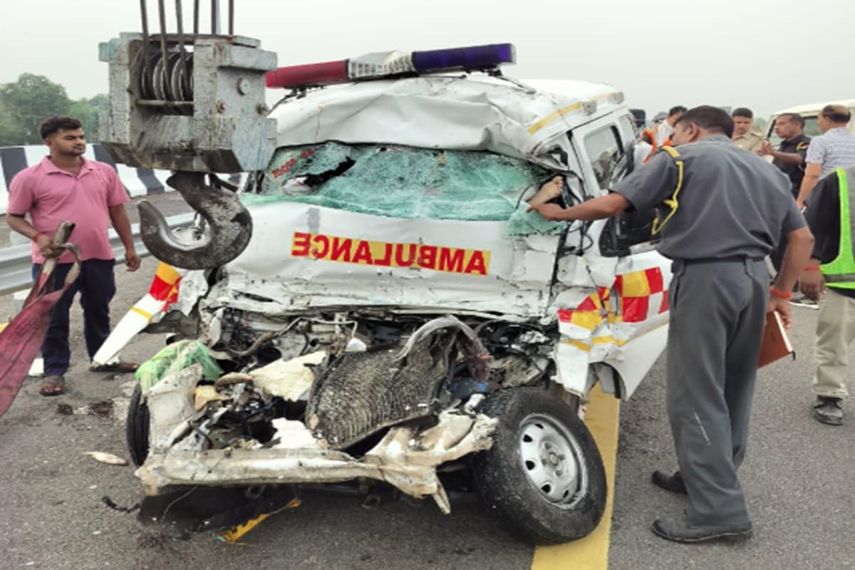 Amethi Road Accident: दर्दनाक हादसा…खड़ी पिकअप से टकराई एम्बुलेंस, हादसे में 5 लोगों की मौत, एक घायल