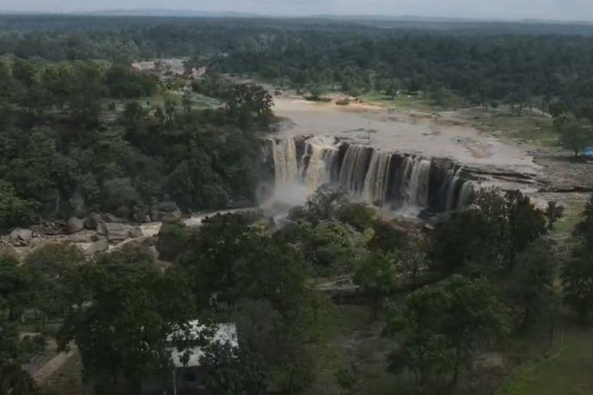 Amritdhara Waterfall: अमृतधारा जलप्रपात का जादू बरसात में छाया, 100 फीट ऊंची धारा ने पर्यटकों को किया मंत्रमुग्ध